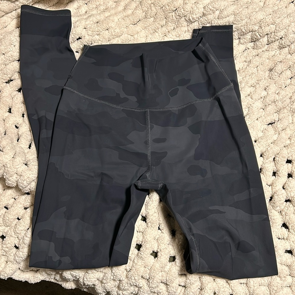 Alo High Waist Vapor leggings- black camo